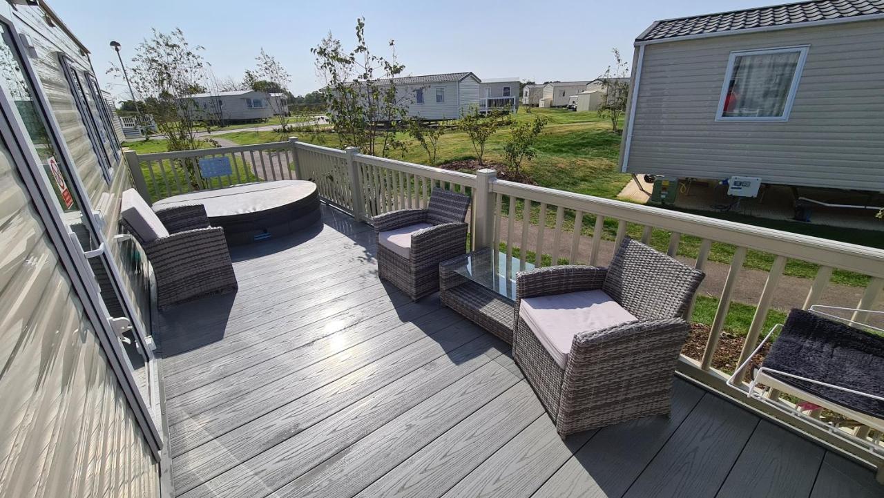 Luxury 2019 8 Berth Caravan With Hot Tub @ Tattershall Lakes Exterior foto